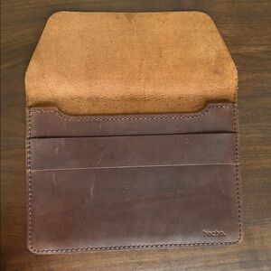 hecho. REAL LEATHER Fernando Handmade Artisan Minimalist Sleeve Case Brown Cover